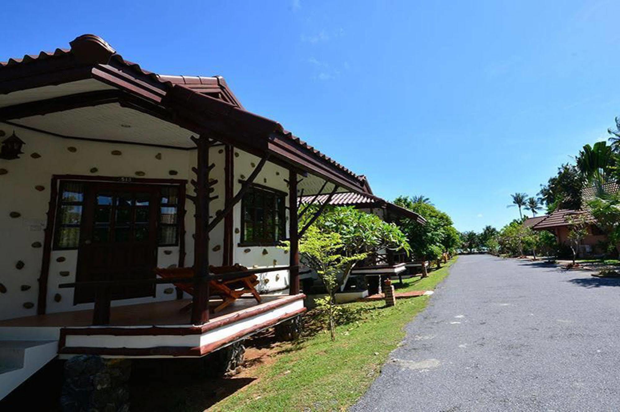 Alongkot Beach Resort Khanom Exterior photo