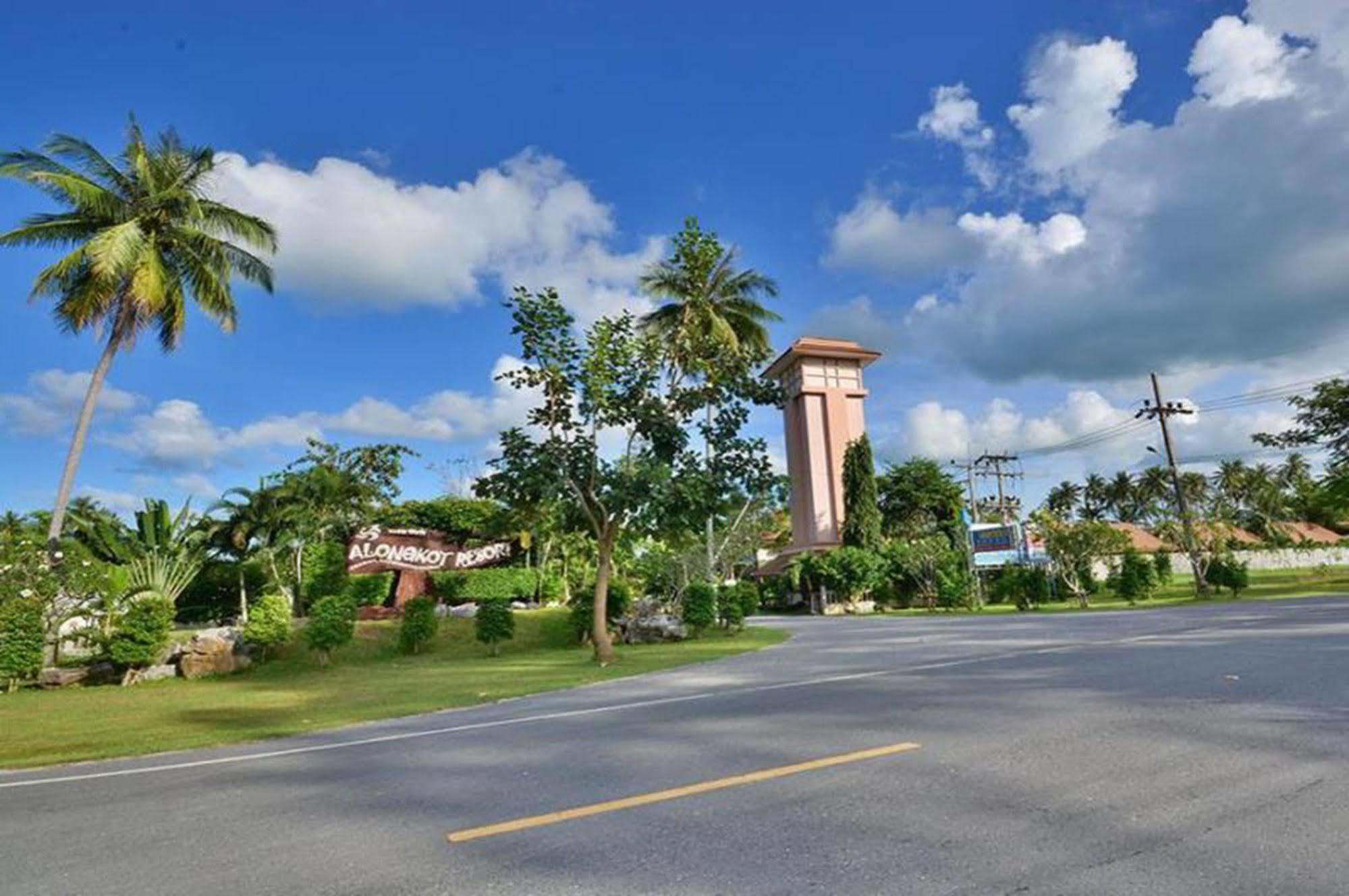 Alongkot Beach Resort Khanom Exterior photo